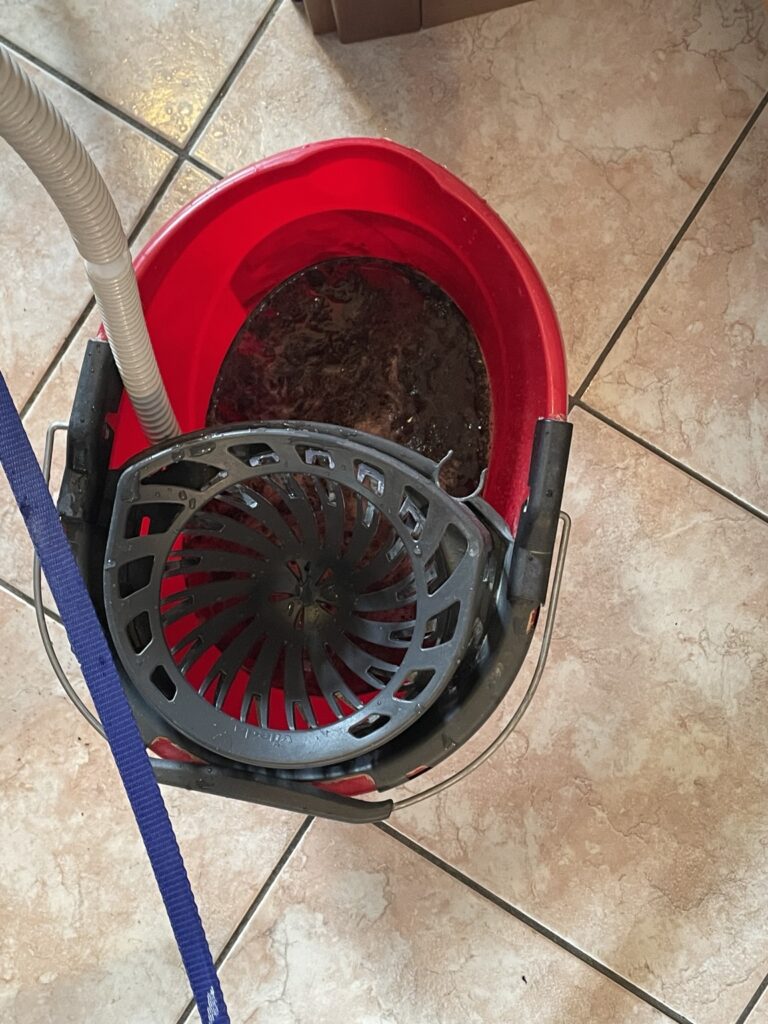 Acqua sporca rimossa durante la manutenzione del condizionatore